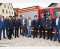 Bild: hdk
Die Feuerwehr Achtel mit ihrem neuen Auto, den Ehrengästen aus Politik und Feuerwehr und mit dem Geschenk des Patenvereins
