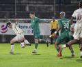 Bild: Hubert Ziegler
Patrick Hofmann (2. von links) von der DJK Gebenbach im Zweikampf mit dem Neumarkter Kapitän Fabian Pözl (links): Der Mittelfeldspieler der Gäste erlitt im Punktspiel am vergangenen Freitagabend einen Kreuzbandanriss.