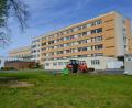 Archivbild: as
Das Krankenhaus in Tirschenreuth wird erneut umgebaut. Die Baugenehmigung für das Millionenprojekt liegt vor. Allerdings hat die Kliniken Nordoberpfalz AG kein Interesse, schnell mit den Arbeiten zu beginnen.