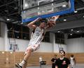 Archivbild: Tobias Schwarzmeier
Lukas Pryszcz in der Vorbereitung beim Dunking. Der Neuzugang der DJK-Basketballer erzielte in Leipzig bei seinem Debüt 29 Punkte.