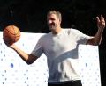 Bild: Karl-Josef Hildenbrand/dpa
Nowitzki hat zuletzt einen Basketball-Platz in Würzburg eröffnet. (Archivbild)