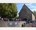 Bild: bö
Pulsierendes Leben am Dorfplatz in Lutzmannstein. Viele der Teilnehmer des Heimattreffens in Lutzmannstein haben keinen Platz mehr in der ehemaligen Pfarrkirche bekommen. Sie scharten sich um die Friedhofsmauer und den Treppenaufgang zur Dorfkirche St. Maria und Sankt Luzia.