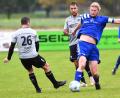 Archivbild: Gerhard Büttner
Die SpVgg Schirmitz (blaue Trikots) schnupperte bei der 3:4-Heimniederlage gegen die SF Ursulapoppenricht am ersten Saisonsieg. Auch wenn Benedikt Kormann (am Ball) und Co. abgeschlagen Tabellenletzter sind, ist die Motivation weiter hoch.