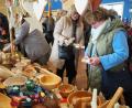 Archivbild: Bernhard Knauer
Kreatives aus Holz findet das Interesse der Kunden auf dem Hobbykünstlermarkt in Neustadt/WN.