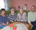 Bild: ak
Laura und Werner Etterer (Mitte) sind seit 65 Jahren verheiratet. Dazu gratulierten auch Sohn Roland Etterer und Tochter Christl Brilla.