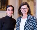 Bild: Lennart Preiss/dpa
Landtagspräsidentin Ilse Aigner (r) zeigt sich begeistert von ihrer Praktikantin Lisa Müller.