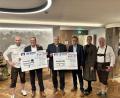 Bild: lei
Bei der Spendenübergabe die Vertreter der Premiumsponsoren mit den Spendenempfängern Landrat Richard Reisinger und Ambergs zweiten Bürgermeister Martin Preuß