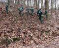 Bild: Polizeipräsidium Regensburg
Polizeibeamte durchkämmten auch den Umgriff des Tatorts und den angrenzenden Wald. Die Suche blieb jedoch ergebnislos.