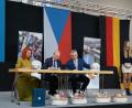 Bild: wel
Die drei Leiter der Partnerschulen, Jana Stenglová, Ludwig Pfeiffer und Radim Skočný (von links), unterzeichneten die Urkunde.