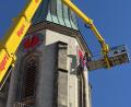 Bild: Gabi Schönberger
Spezialisten der Firma Bayreuther Turmuhren haben die restaurierten Zifferblätter und Zeiger wieder an den Turm der Kemnather Stadtpfarrkirche Mariä Himmelfahrt montiert. Ein Kran hievte die Arbeiter und die Einzelteile in der Hebebühne circa 40 Meter in die Höhe.
