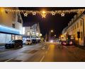Bild: Stadt Waldsassen
Weihnachtlichen Lichterglanz gab's zu Beginn der Woche in der Prinz-Ludwig-Straße. Bauhofleiter Thomas Ernstberger (rechts auf dem Lkw) und sein Team hatten eines der künftigen Leuchtelemente zusammengebaut und abends für einen kurzen Test an die Straßenlaterne montiert.