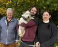 Bild: san
Freudenbergs Altbürgermeister Norbert Probst (links) spendete 1170 Euro an das Amberger Tierheim. Über die Spende freuten sich die Mitarbeiter der Einrichtung, Philipp Kraut und Jule Dietrich. Auch Trolli, ein dreijähriger Jack Russel, wird's freuen: Das Geld wird in Futter investiert.