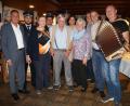 Bild: wel
Bürgermeister Norbert Eckl (links) und sein Stellvertreter Adolf Hammer (Dritter von rechts) gratulieren Manfred Roßmann (Mitte, mit Gattin Helga, Dritte von links und Sohn Manfred, Zweiter von rechts) zum 80. Geburtstag