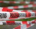 Symbolbild: Sebastian Kahnert/dpa
Die Polizei sperrt den Fundort ab.