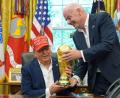 Bild: Jacquelyn Martin/AP/dpa
US-Präsident Donald Trump hat einen engen Draht zu FIFA-Chef Infantino. (Archivbild)