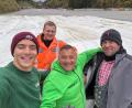 Bild: Silke Forster
Vier Mitglieder vom Förderverein „Natur Nah Erleben am Fahrenberg e.V.“ am Stubaier Gletscher. Von links: Raphael Wittmann, Markus Völkl, Peter Wittmann und Tobias Forster holen einen Teil des Abdeckvlies ab und bringen es zum Fahrenberg.