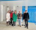 Bild: Andreas Hofmeister/Stadt Schwandorf
Machten sich ein Bild von der Baustelle (von links): Sofie Hauser (stellvertretende Leitung BRK Kinderhaus Lindenblüten), Josef Schmid (Fachbereichsleitung Kinder- und Jugendhilfe, BRK Schwandorf), Annemarie Ulmer (Leitung BRK Kinderhaus Lindenblüten), Rebecca Brandl (Architektin, hgs architekten), Oberbürgermeister Andreas Feller, Sebastian Weigl (stellvertretende Fachbereichsleitung Kinder- und Jugendhilfe, BRK Schwandorf) und Michael Kern (Hochbau, Stadt Schwandorf).