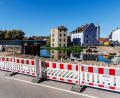 Bild: Hösamer
An der Stadtseite der Naab (Vordergrund) muss auch die Ufermauer wieder errichtet werden. Die Fronberger Straße ist derzeit halbseitig gesperrt.