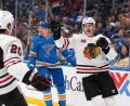 Bild: Jeff Roberson/AP/dpa
Lukas Reichel (r) erzielte erstmals zwei Tore in einem NHL-Spiel.