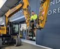 Bild: lnz
Mit schwerem Gerät ist Moses Dick gut vertraut. Große Bagger wie das Exemplar auf diesem Foto gehören zwar nicht zum Fuhrpark seiner Firma, aber er leiht derartige Baumaschinen bei Bedarf aus.