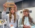 Bild: Wolfgang Steinbacher
Sophia (links) und Luisa (rechts) Hiltl vom Herzog-Christian-August-Gymnasium nahmen am Landeswettbewerb "Experimente antworten" teil und wurden mit dem "Superpreis" ausgezeichnet.