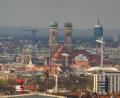 Bild: Peter Kneffel/dpa
Das Zentrum der Münchner Innenstadt mit den markanten Türmen der Frauenkirche, die lange als Maßstab für neu geplante Hochhäuser galten. (Archivfoto)