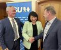 Bild: gri
Barbara Gerl ist die Kandidatin der CSU für die Bürgermeisterwahl in Freudenberg. CSU-Kreisvorsitzender und Landtagsabgeordneter Harald Schwartz und der amtierende Bürgermeister Alwin Märkl (rechts) gratulieren.