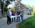 Bild: jbe
Architekt Richard Kraus, Kirchenpfleger Alfons Meierhöfer, Vorsitzender des Fördervereins Franz Schraml, Mesner Markus Dietrich und Pfarrer Martin Besold (von links) beim Studium der Pläne für die Umbaumaßnahmen der Steinwaldkirche.