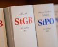 Bild: Monika Skolimowska/dpa
Kommentarliteratur zu Strafgesetzbuch (StGB) und Strafprozessordnung (StPO) steht in einem Regal. In Schwandorf ist ein Mann der Freiheitsberaubung angeklagt.
