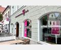 Bild: Gabi Schönberger
Dunkel und verlassen – am vergangenen Freitag ist der Telekom-Shop am Oberen Markt in Weiden für einen Tag geschlossen. Ein Zettel an der Eingangstür verweist auf die Filiale in der Max-Reger-Halle aus. Nach dem 30. November verschwindet der Laden für immer.