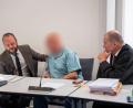 Bild: Daniel Vogl/dpa
Die Verteidiger des Mannes, Christian Barthelmes (l.) und Thomas Drehsen (r.), hatten für den 74-Jährigen einen Freispruch aus Mangel an Beweisen gefordert. (Archivbild)