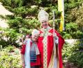 Bild: u
Der 25. Mai 2012 ist für Marianne Mendl ein unvergesslicher Tag. Kein Geringerer als der damalige Diözesanbischof Gerhard Ludwig Müller posierte mit ihr zum Foto und stellte dabei fest: „Sind wir nicht ein schönes Paar?“