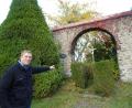 Bild: ui
Tobias Knauer weist auf den Grabstein des Kirchenmalers Thaddäus Rabusky, der unter dem Eingangstor des ehemaligen fürstlichen Gartens in Neustadt/WN steht. Die zu wuchtig gewordene Zypresse hinter Knauer kommt weg.