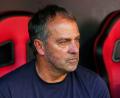 Bild: Jose Breton/AP/dpa
Sieht die Miami-Reise seines Clubs kritisch: Barcelonas Cheftrainer Hansi Flick. (Archivbild)