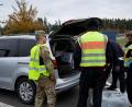 Bild: Marco Meier
Manche Autofahrer müssen nur ihre Fahrzeugpapiere vorzeigen, andere müssen mit einer längeren Kontrolle rechnen. Die Polizisten durchsuchen auch Kofferräume.