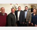 Bild: Freie Wähler Erbendorf/exb
Die Freien Wähler wollen mit Bernhard Schmidt (Mitte) künftig den Bürgermeister in Erbendorf stellen. Den Rücken stärken dem Vorsitzenden der Freien Wähler Stadtrat Dr. Hans Rose, Kreisvorsitzender Hubert Schicker, Vorstandsmitglied Markus Schreiber und stellvertretende Ortsvorsitzende Birgit Grünbauer (von links).