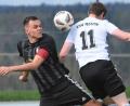 Archivbild: G. Büttner
Beim TSV Erbendorf ging zuletzt mit dem 2:0 gegen den VfB Rothenstadt eine skurrile Serie zu Ende: Seit elf Jahren hatte die Steinwaldelf kein Spiel mehr gewonnen, wenn Ausnahmestürmer Sandro Hösl (links) nicht dabei war. Beim Gastspiel in Grafenwöhr könnte Hösl erneut fehlen.