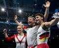 Bild: Marijan Murat/dpa
Karina Schönmaier und Trainer Anatol Ashurkov (M) jubeln mit Timo Eder über EM-Gold.
