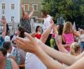 Archivbild: Petra Hartl
Beste Stimmung am Marktplatz beim Amberger Altstadtfest 2025: Im kommenden Jahr könnte es sogar wieder einmal länger, nämlich drei statt zwei Tage lang laufen.