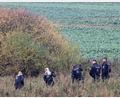 Bild: Bernd Wüstneck/dpa
Am Mittwoch durchkämmten Polizisten vor allem die Umgebung eines Tümpels bei Klein Upahl.