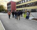 Bild: Jona Lang
Mit der nahezu kompletten Fertigstellung des Pausenhofs sind die langwierigen Bauarbeiten an der Grundschule Neustadt so gut wie beendet. Wegen Baumängeln muss allerdings der weiche Kunststoffboden unter den Spielgeräten in den nächsten Tagen noch einmal aufgerissen werden.
