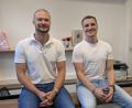 Bild: pz
Dr. Petr Kleiner (rechts) gehört ab Januar 2025 als angestellter Allgemeinarzt fest zum Team in der Praxis von Jiří Felilx (links) am Johannisplatz in Waldsassen.