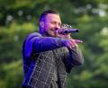 Bild: Daniel Karmann/dpa
Der deutsche Rapper Kontra K (Maximilian Diehn) hat Taylor Swift von Platz eins in den Album-Charts vertreiben können. (Archivbild)