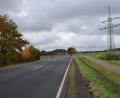 Bild: fz
An der Staatsstraße von Weiden nach Etzenricht wäre am Masten des Bayernwerks der Einspeisepunkt ins Netz der gegenüberliegenden Batteriespeicheranlage angedacht gewesen. Das hat der Gemeinderat nun abgelehnt.
