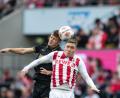 Bild: Marius Becker/dpa
Kölns Isak Johannesson (r) und Augsburgs Robin Fellhauer kämpfen um den Ball.