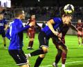 Bild: Gerhard Büttner
Kopfball von Christoph Fenninger, links beobachtet Niklas Lang die Szene: Die SpVgg SV Weiden rettete sich am Freitagabend in der Nachspielzeit zu einem 2:2-Unentschieden gegen den TSV Kornburg.