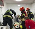 Bild: FFMOEDLING.AT/APA/dpa
Das Kind wurde mit Hilfe einer hydraulischen Schere befreit.