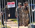 Bild: Stacey Wescott/TNS via ZUMA Press Wire/dpa
Bevor ein Gericht Trumps Pläne durchkreuzte, waren Nationalgardisten bereits an einer Einrichtung der Einwanderungsbehörde ICE in einem Vorort Chicagos zu sehen. (Archivbild)