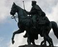 Bild: Malin Wunderlich/dpa
Am Odeonsplatz in München erinnert ein Reiterstandbild an König Ludwig I.