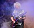 Bild: Bernd Weißbrod/dpa
Weltberühmt, aber kein Solo ohne Fehler: Brian May stört sich nicht daran.